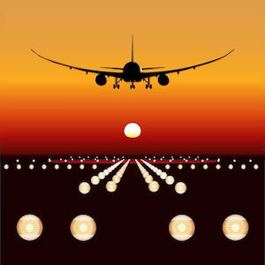 Flugzeug im Sonnenuntergang Idyllisches Foto, indem ein Flugzeug während der Landung beim Sonnenuntergang gezeigt wird